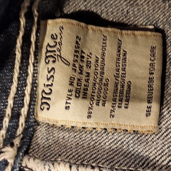 NWOT Women's Miss Me Distressed Washed Denim Capris Size 28 Embossed - Picture 4 of 12